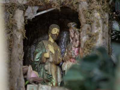 C�� poi un presepe realizzato con le sue mani...